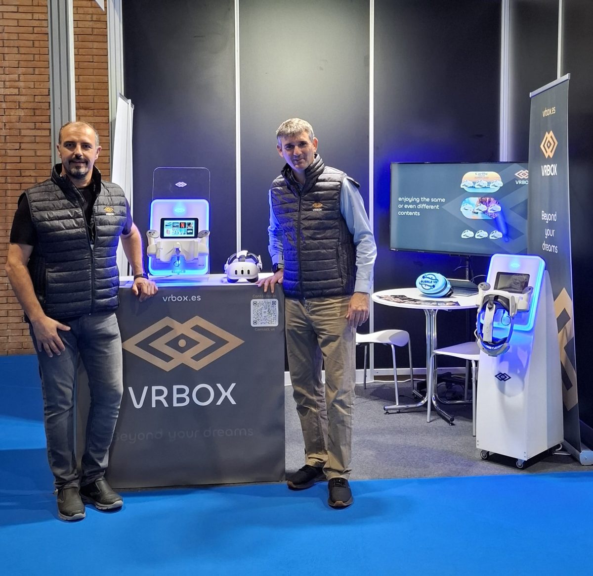El equipo VRBOX en el stand del TIS Sevilla